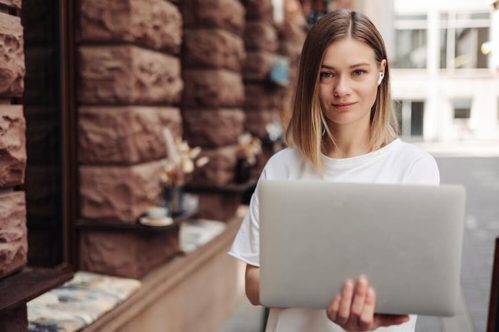 Lernens: Mitarbeiterin lernt neue Software im Rahmen der Weiterbildung.
