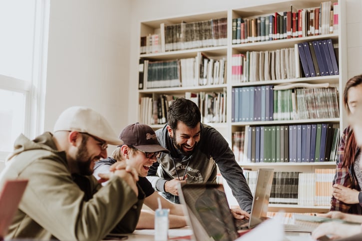 Mitarbeiter bei Teamarbeit demonstrieren Soft Skills - Soft Skills Liste