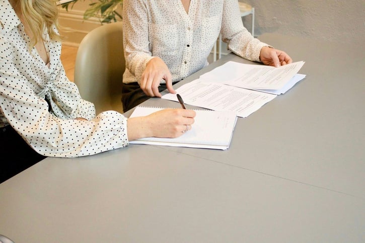 Werkgever en werknemer vullen het eerstejaarsevaluatie formulier in