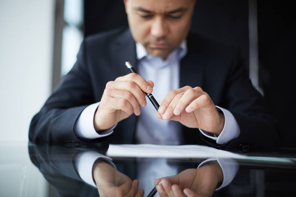Mitarbeiter liest ihre neue Arbeitsbestätigung