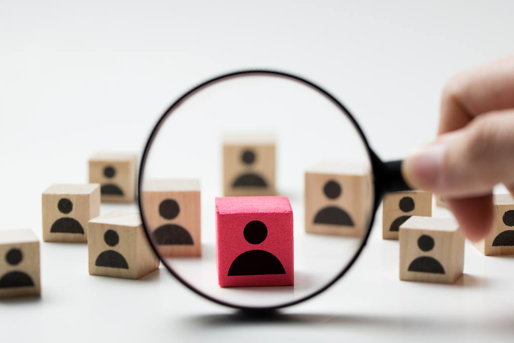 Ein Recruiter nutzt die Boolesche Suche im Recruiting, indem er spezielle Suchverfahren und Suchmasken auf einem Computer anwendet, um effizient Kandidatenprofile mittels Boolean Search zu filtern.