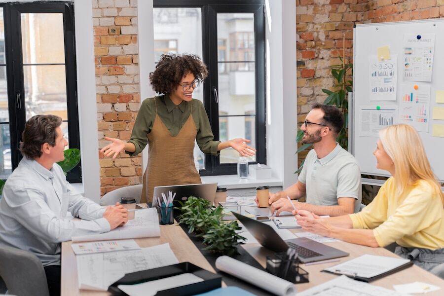 Equipo de recursos humanos diseñando estrategias para el crecimiento profesional de los empleados.