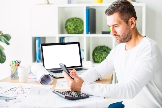 Moderne Payroll-Software auf einem Büroarbeitsplatz