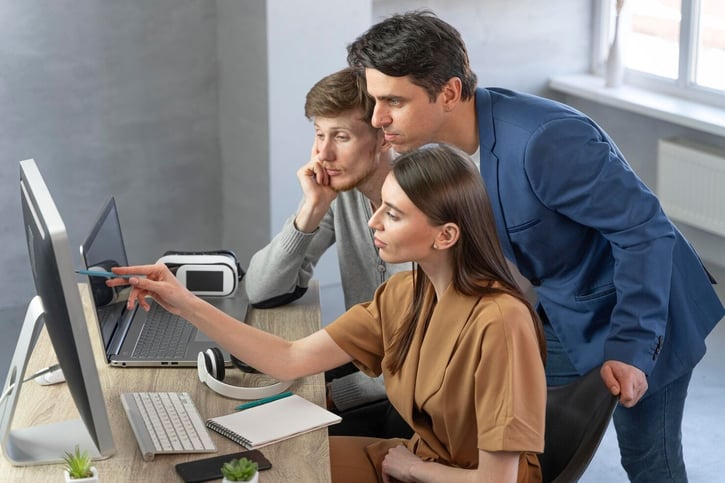 Team bespricht Mandantenfähigkeit in der IT-Infrastruktur.