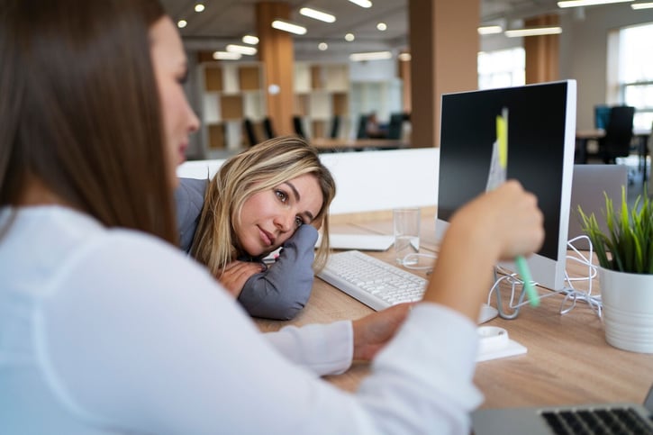 Büroangestellter schaut gelangweilt auf den Computerbildschirm. - Burnout Syndrom