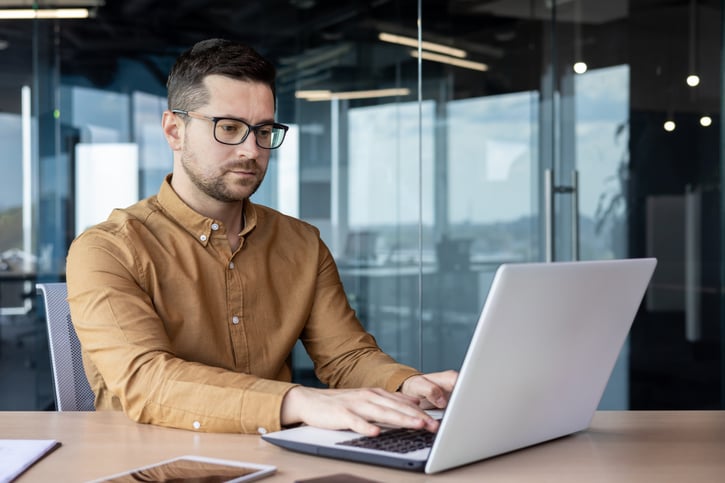 Arbeitgeber analysiert Zeitwirtschaft auf dem Laptop