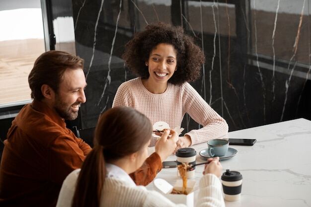 Ruhezeit: Mitarbeiter bei der Erholung in der Kaffeepause