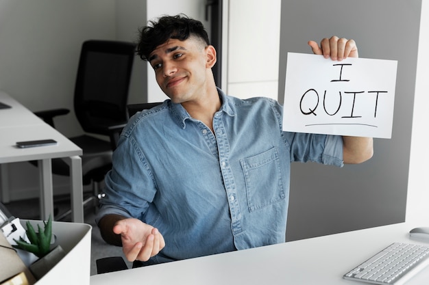Mitarbeiter bei der Arbeit, die Quiet Quitting in Deutschland praktizieren. quiet quitting trend, trend zum quiet quitting, corona krise, stille kündigung, quiet quitter, quiet quittern