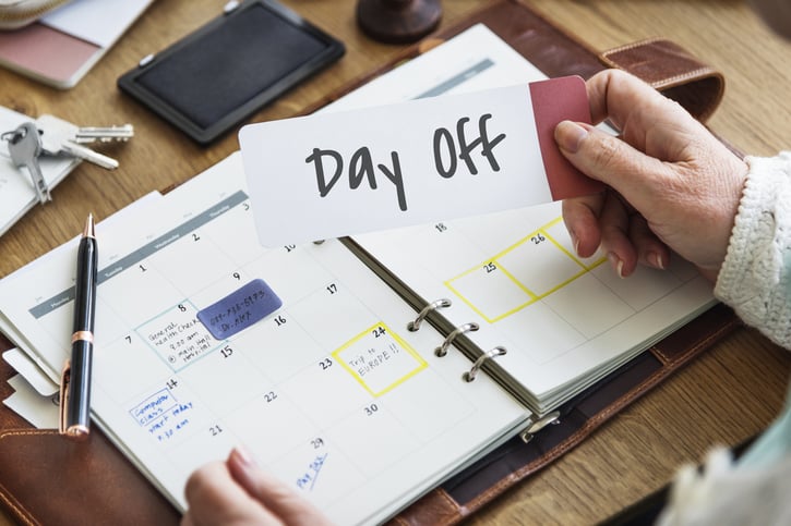 Kalender mit markierten Tagen, auf denen 'Keine betrieblichen Sonderurlaubstage' vermerkt sind. Enthält eine Auflistung zu Arbeitsrecht und Freistellungen.