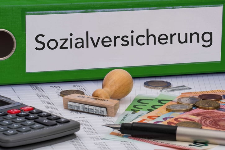 Finanzberater führt ein Seminar über die Bedeutung der Sozialversicherung für die Altersvorsorge der Mitarbeiter durch