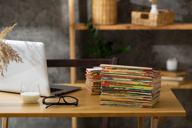 Stapel von Arbeitszeitnachweisen auf einem Schreibtisch - Vorlage