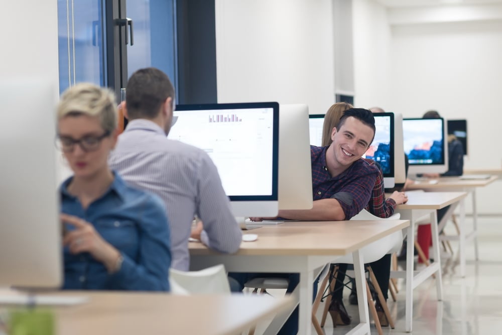 Moderne Büroräume mit Desk Sharing-Konzept