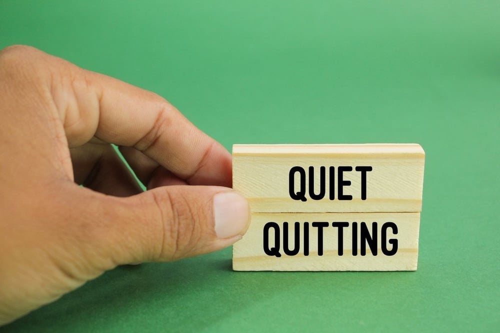 Gruppendiskussion unter Kollegen über die Auswirkungen von Quiet Quitting auf die Teamdynamik und Produktivität.