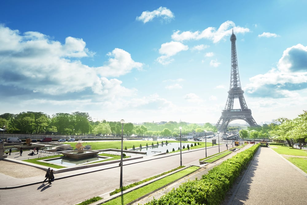 matinée ensoleillée et Tour Eiffel, Paris, France