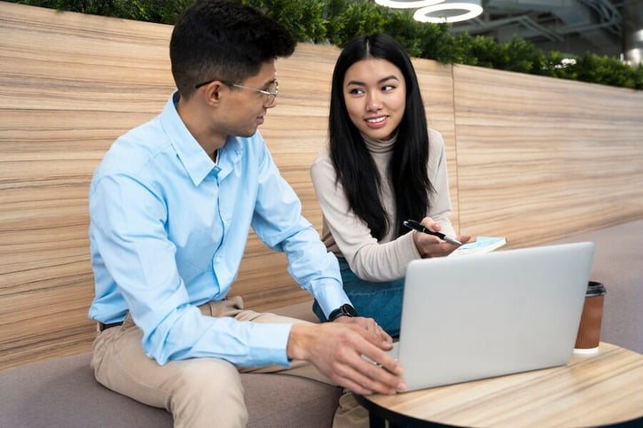 Expats arbeiten in einem deutschen Büro und tauschen Ideen aus.