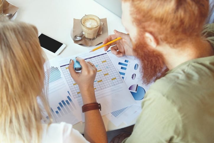Arbeitgeber analysieren Stellenpläne zur Optimierung des Personalbedarfs.