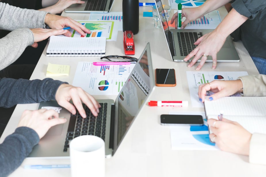 Team-Meeting zur Besprechung von Fehlzeitenmanagement-Strategien