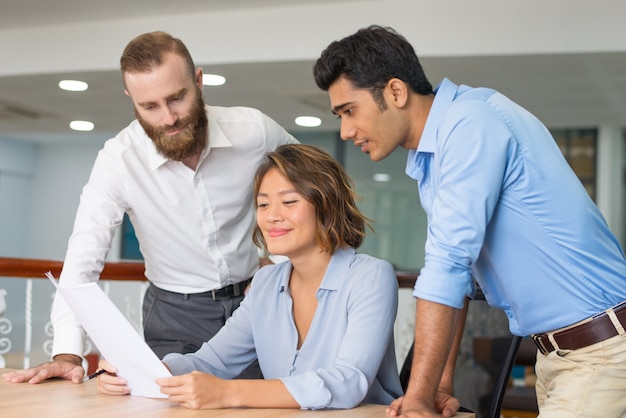 Leistungsträger bei der Teamarbeit im Büro - Sozialleistung und Personalstruktur