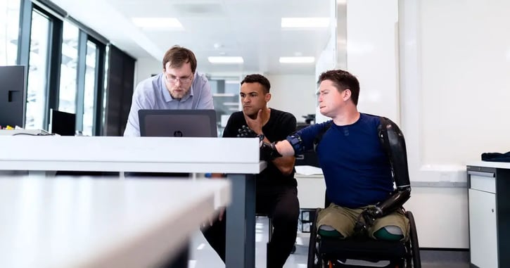Collega's kijken naar laptop en zijn in overleg