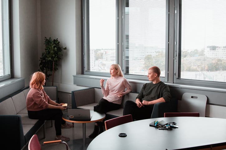 Finanzberater beim Analysieren von Investitionen - Anwendung von Hard Skills