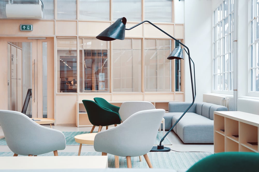 Hot Desking in einem modernen Büroumfeld.