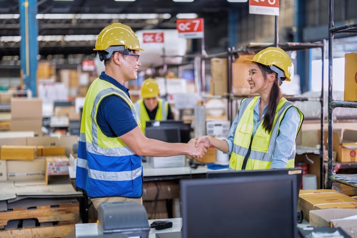 temporary employee shaking hands with manager symbolising seasonal employment