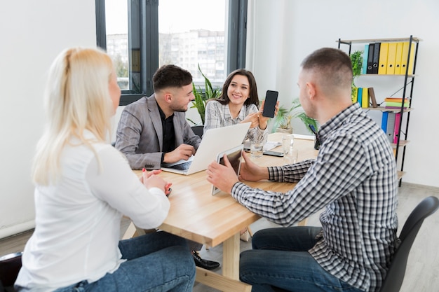 Gruppe von Mitarbeitern diskutiert die Betriebsordnung