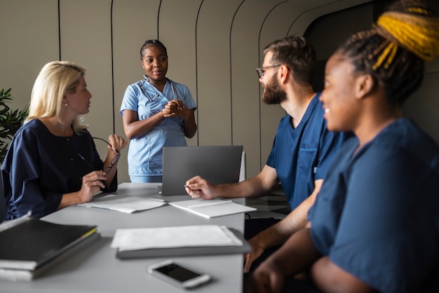 Dienstplanes,standard: Dienstplan Pflege – Organisiertes Team in einer Pflegeeinrichtung.