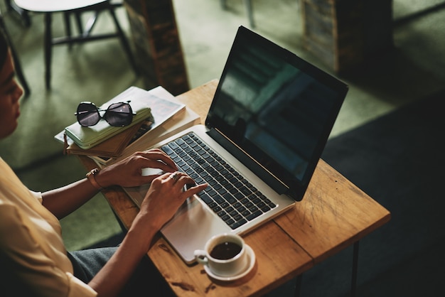 Kaffee und Laptop - Symbole für die Flexibilität mobiler Arbeit im Arbeitsalltag 