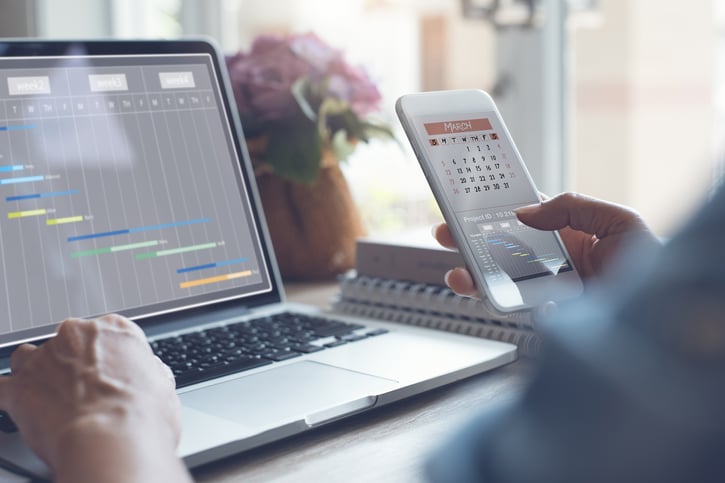 Arbeitgeber prüft Arbeitszeitkonto und Minusstunden, Überstunden