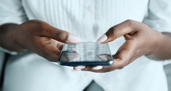 Medewerker bekijkt de beste verlof app van 2024