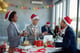 Mitarbeiter erhalten Weihnachtsgeschenke bei Firmenweihnachtsfeier