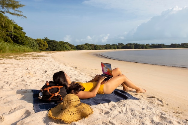Foto eines entspannten Minijobbers am Strand, der seinen Urlaubsanspruch nutzt