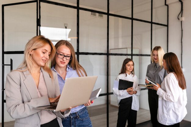 Frauenförderung in einem modernen Bürosetting