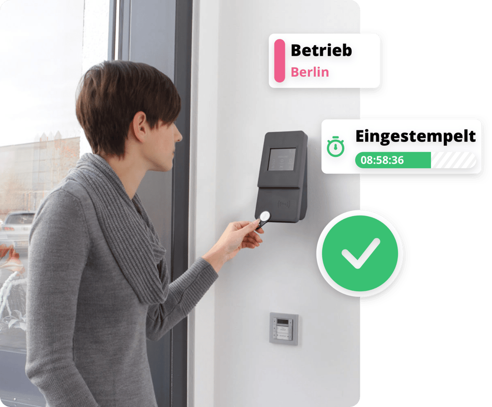 Angestellte nutzt eine moderne Stempeluhr zur Zeiterfassung in einem Büroumfeld.