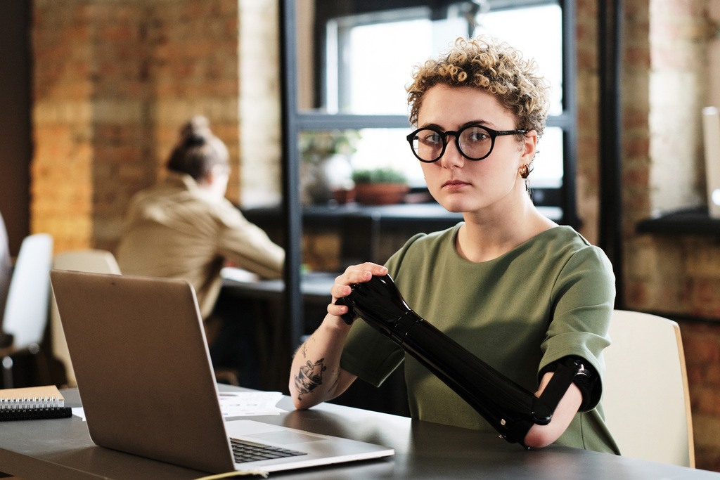 woman-sitting-at-her-workplace-with-laptop-2022-04-05-15-12-44-utc_50
