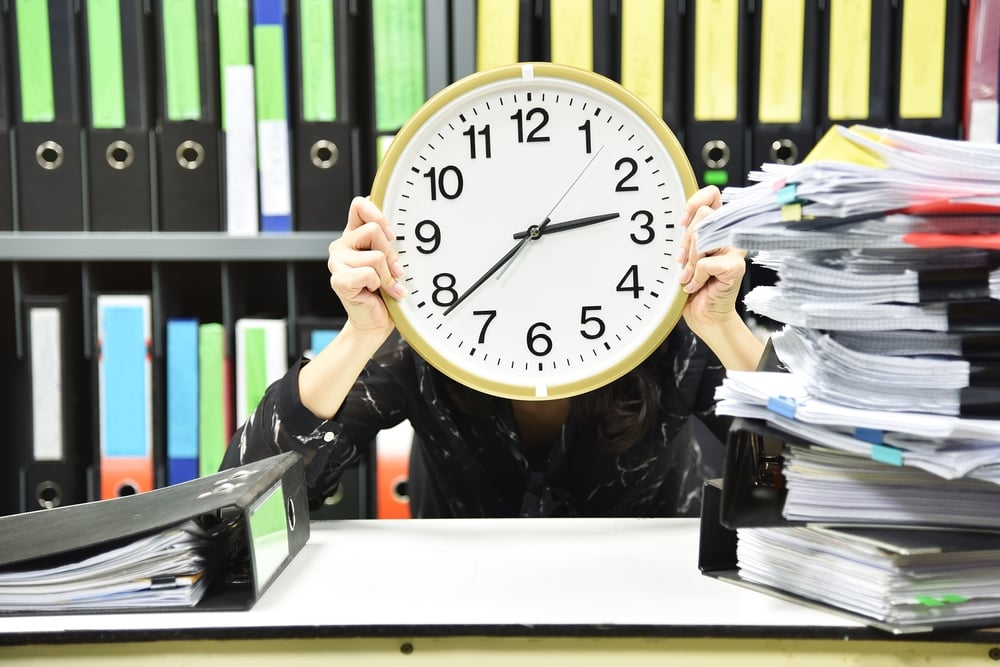 Arbeitnehmer bespricht Minusstunden mit dem Chef darunter auch Themen wie Erledigungen während der Arbeitszeit