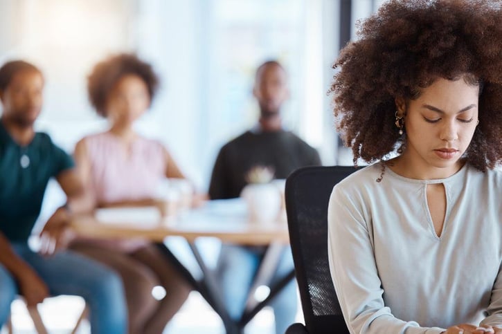 ansiedad por acoso laboral y chismes de mujeres de negocios con depresión, problemas de salud mental