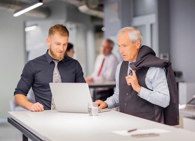 Foto eines Arbeitgebers und Arbeitnehmers die ein Arbeitsverhältnis besprechen