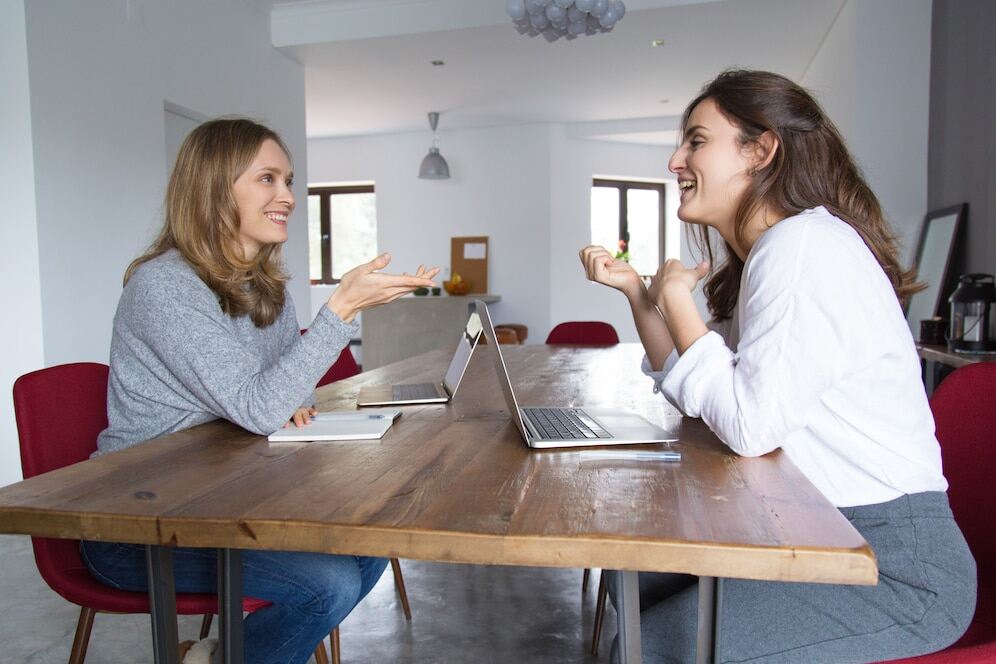 Mentor orientando a un empleada recién incorporada en su puesto de trabajo.