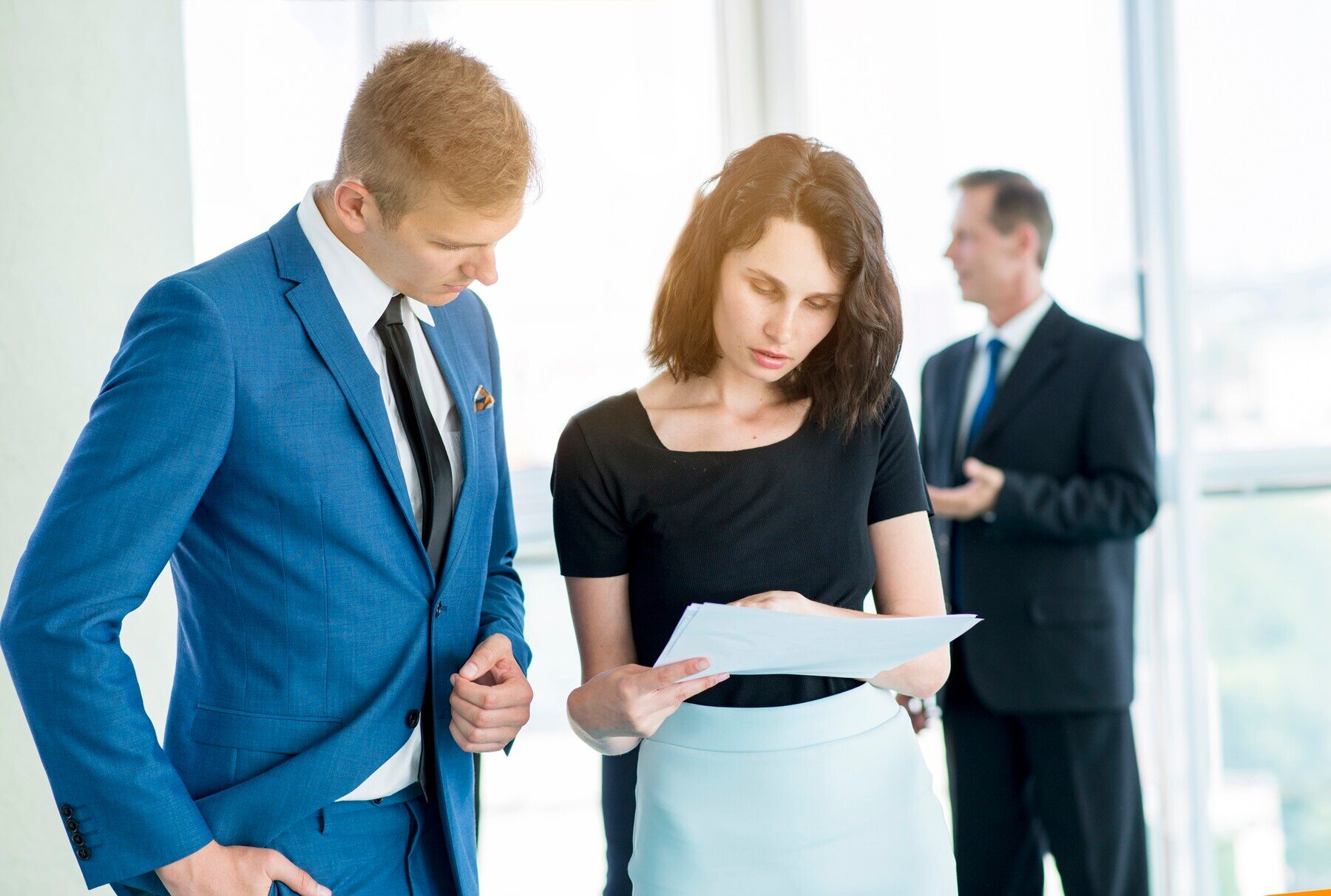 empresarios revisando documentos salariales