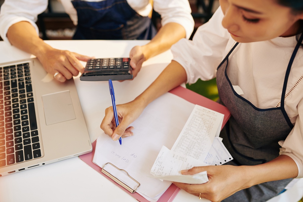 cafe owners making accounting calculations