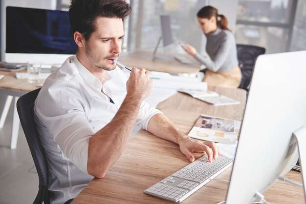 Erfahren Sie, wie Sie Bewerbungen höflich und professionell ablehnen können, um eine positive Candidate Experience zu schaffen und Ihr Image zu stärken.